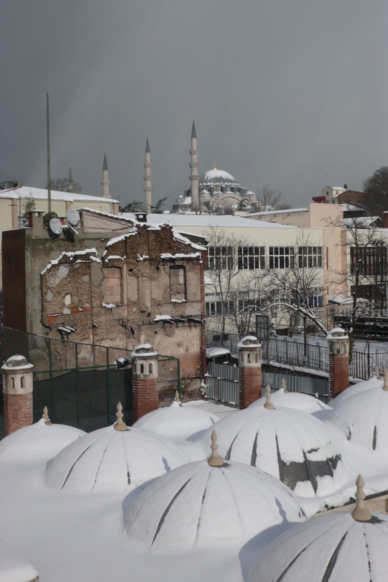 Vefa'dan Süleymaniye'ye ba"KIŞ".
18 Şubat 2015 saat: 16:32
Arada yıkılan İ.Ü. Coğrafya Fakültesi de görülüyor