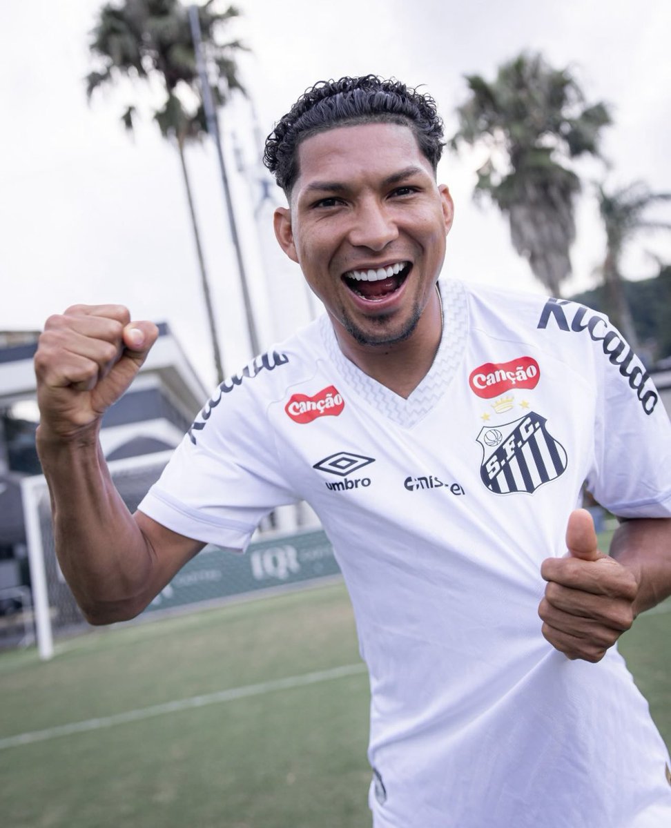 futebol_info's tweet image. Santos contratou Rony por R$ 18 milhões fixos + bônus por metas, mas 'engenharia financeira' envolvendo Atlético-MG e até Botafogo fará com que o dinheiro não saia diretamente dos cofres do Peixe.

Explicação:
• O Botafogo devia ao Santos a última parcela por John e Jair. Já o…