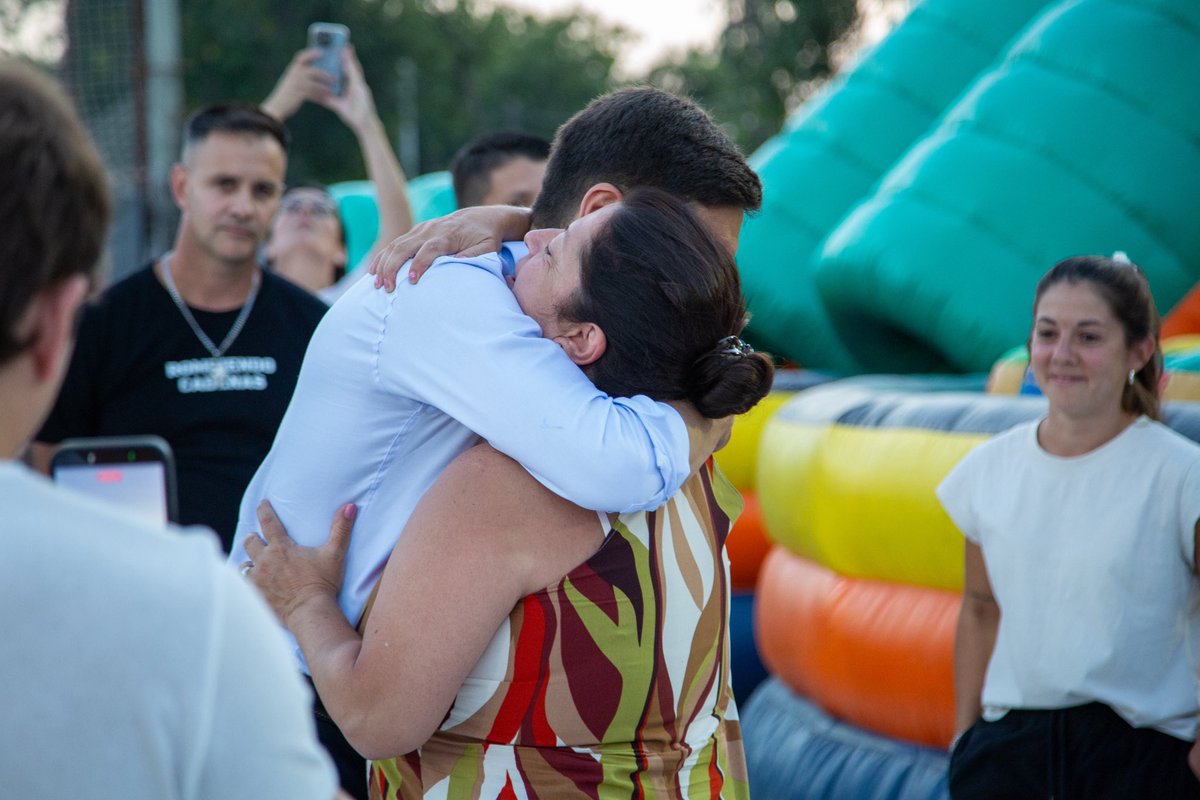 Ayer pasamos una tarde hermosa en #Acebal en el cierre de las Escuelas de Verano 2026, con la compañía de Capi y cientos de vecinos de la localidad  💪❤️

Mas de 36.000 niños y adolescentes de Santa Fe, en 219 localidades, tuvieron este verano una propuesta para seguir