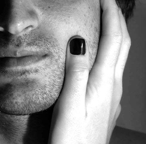 أيجمعني بك لقاء
أم ستبقى عالقًا
بين كلماتي وحروفي
ونبض شعوري
أم عساني ألقاك في حلم
كطيفٍ
يداعب وسادتي
أؤمن أن روحي قد عرفتك
والتقتك
 في مكانٍ ما
أو حياةٍ ما
فالأرواح لا تحتاج إذنًا
لأي لقاء
أيمنحني القدر يومًا
كلّ ما بخلت عليّ به الحياة
من قبلة
وعناق
بكل نقاء
#ميم 🌹 
#نور_قلبي