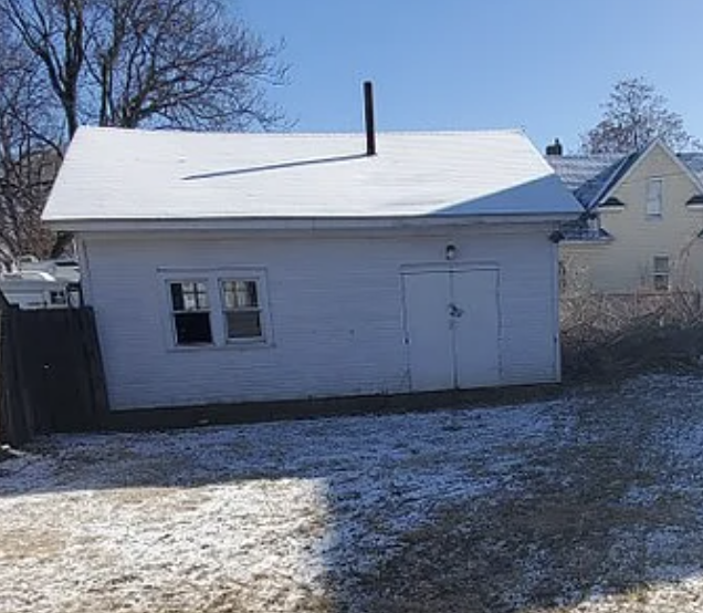 oldhouseunder50's tweet image. $41,750
#Illinois #duplex with four bedrooms, two baths , hardwood floors, leaded glass and detached garage. oldhousesunder50k.com/c-1909-illinoi…