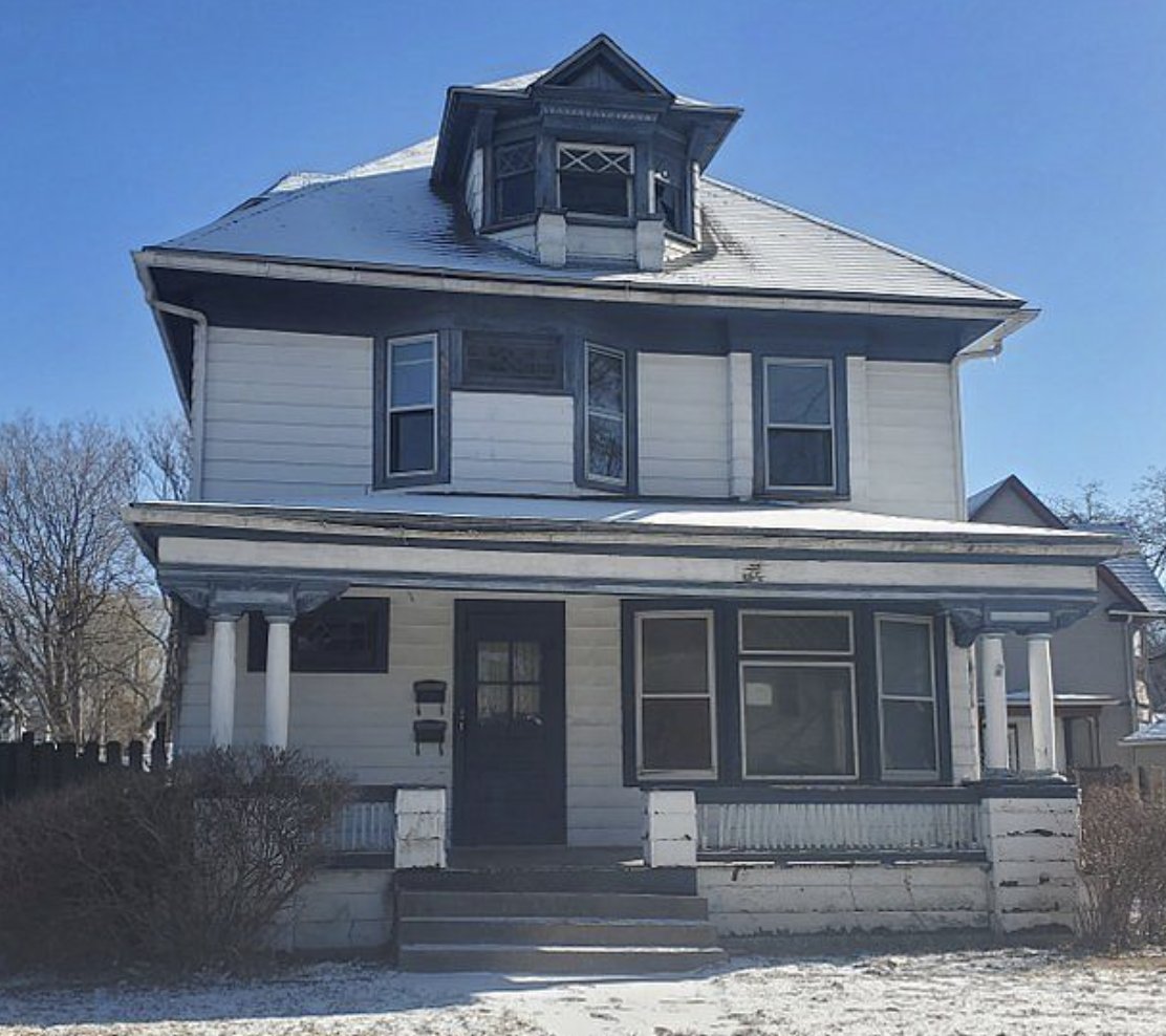 oldhouseunder50's tweet image. $41,750
#Illinois #duplex with four bedrooms, two baths , hardwood floors, leaded glass and detached garage. oldhousesunder50k.com/c-1909-illinoi…
