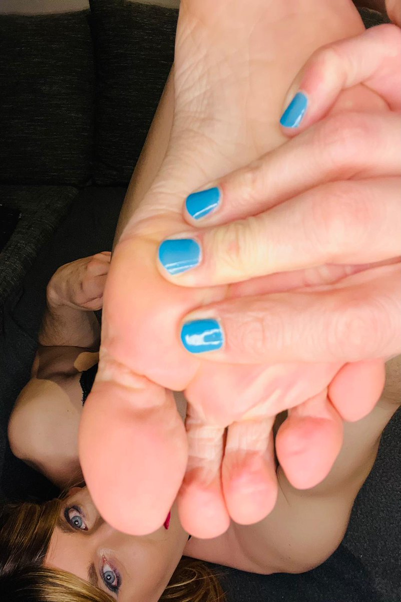 cross_miss43344's tweet photo. Blue nails 💅💙, blue eyes 👀💙 dangerous combo, right?🔥
#BlueVibes #TooBlueToHandle #NailsOnPoint #BlueEyes #HotOrNot https://t.co/7YpTfiQN8t