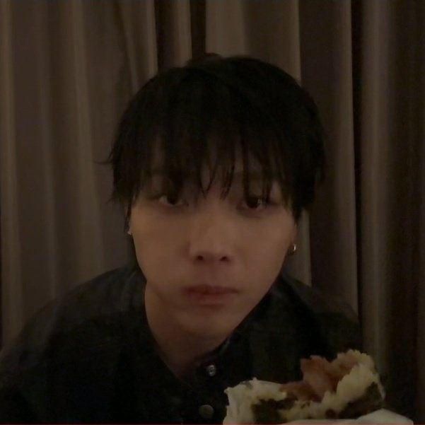 yxmandu's tweet photo. 머리스타일링 땜에 줏어온 늑대소년같다 https://t.co/K0jFrrDnjJ