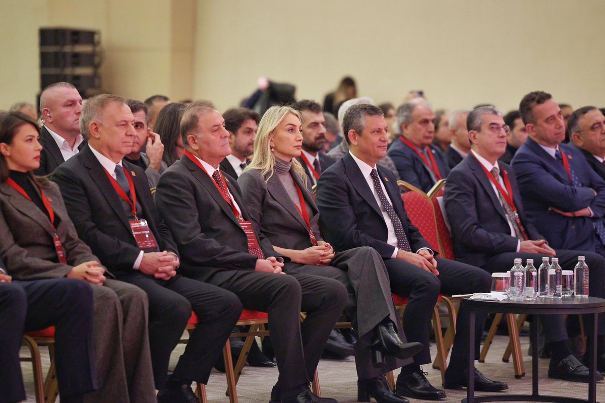 Cumhuriyetimizin ve demokrasimizin değerlerini korumak, her şeyden önce birbirimizi dinlemekten geçiyor.

Bugün gerçekleştirilen Toplumsal Barış ve Demokrasi Konferansı, barış ve adalet paydasında yan yana gelebilmenin ne kadar kıymetli olduğunu bir kez daha hatırlattı.

Kimsenin