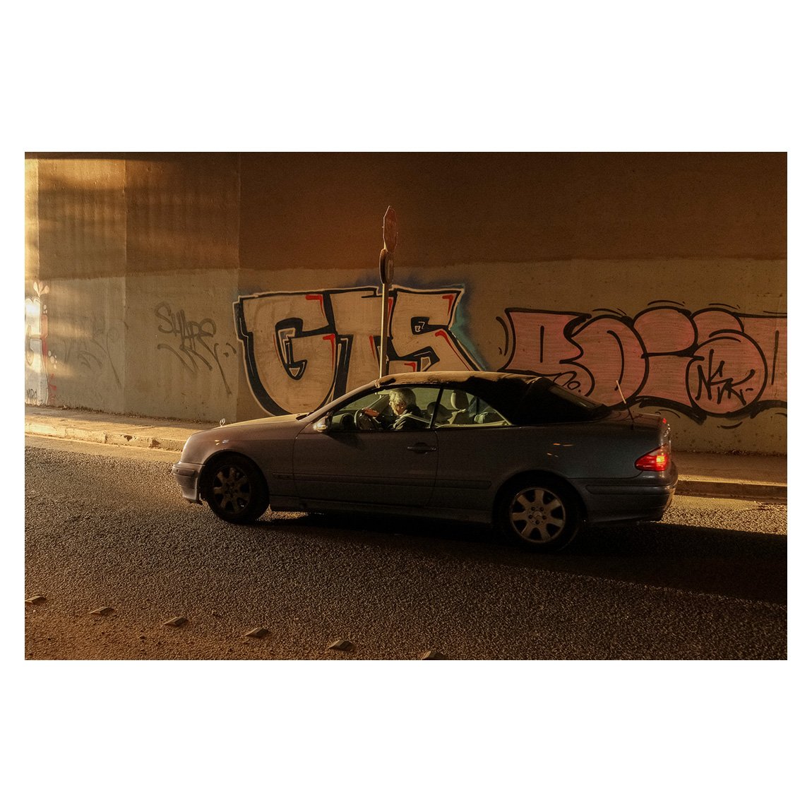 Zisskar's tweet photo. Working the scene. The light was going down fast but the corner was illuminated by the gold sunlight and at the junction the drivers were checking the traffic from the left looking unwantedly towards me. #streetphotography #Athens #fujixseries #fujixt3 https://t.co/YkpSsH6CVN