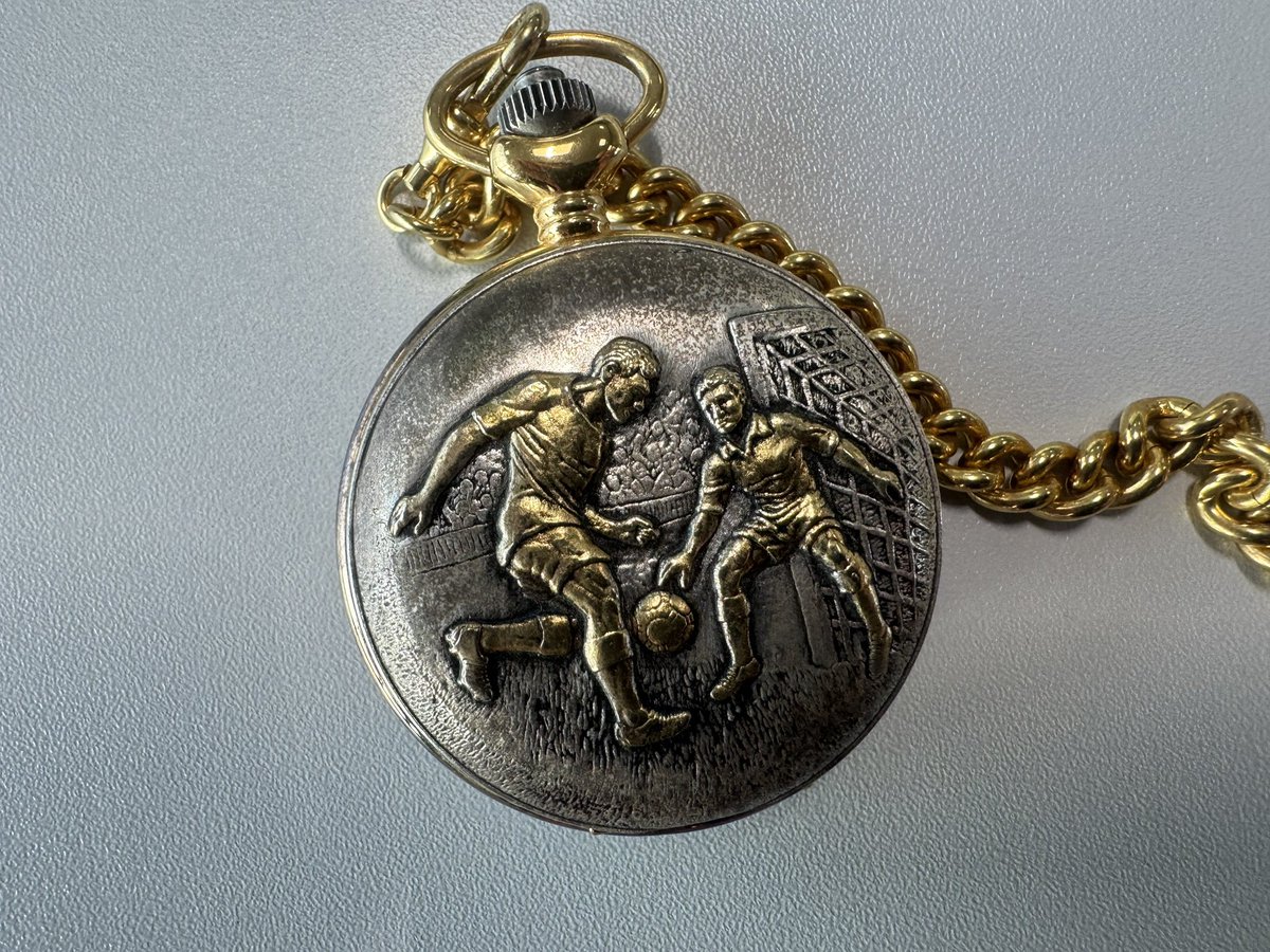 PCzado's tweet image. Podczas meczu Górnika z Piastem towarzyszy mi niezwykły przedmiot🔥Kilka lat temu rodzina Florenskich wprawiła mnie w zachwyt, dostałem od niej na pamiątkę zegarek należący do 9-krotnego mistrza Polski ❤️ Pamiątkę wypożyczyłem muzeum w Zabrzu na wystawę, a teraz odebrałem🙂