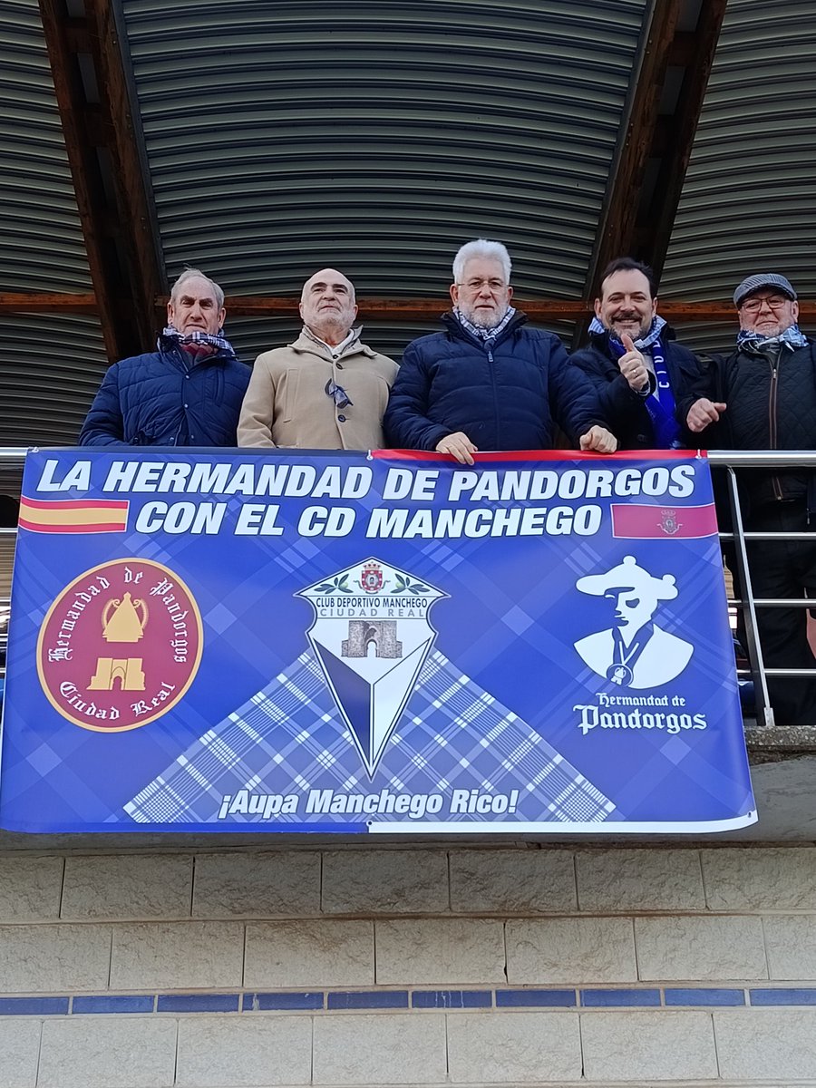 pandorgos's tweet photo. La Hermandad de Pandorgos con nuestro @CDManchegoCReal https://t.co/cSuqHqkAvz