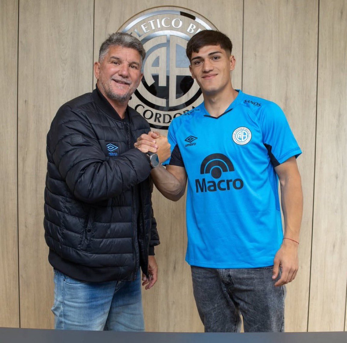 ¿QUIEN ES Y COMO JUEGA EL PIBE REVELACIÓN DE BELGRANO?

En este hilo voy a analizar tácticamente y contar la historia de Lautaro Gutiérrez, además de que voy a nombrar algunas de sus cualidades.

Ahora sí empecemos 👇