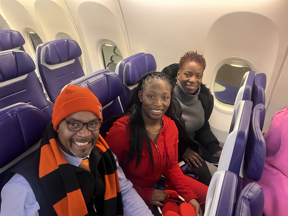rawls06's tweet photo. Thanks for making my little girl feel special on her birthday @SouthwestAir  you have redeemed yourselves! https://t.co/YtTCYh1ffd