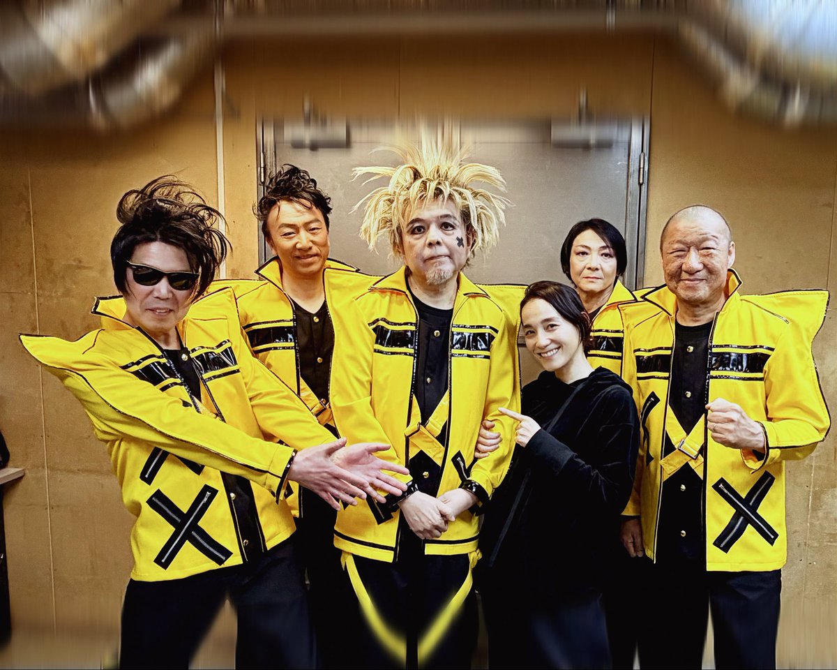 kerasand's tweet photo. 新衣装プロデュースしてくれた篠原ともえ入りの写真も。
篠原ありがとう。なんて優しい人だ。
デザインと製作をしてくださった安藤慶次さんにも深謝。 https://t.co/3dTLnjFDVT