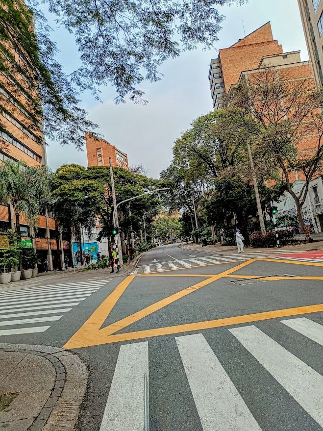 ProfeSpitaletta's tweet photo. Avenida La Playa, en viernes por la tarde, vista desde Girardot hacia la carrera Córdoba. https://t.co/64I8jsBXQq
