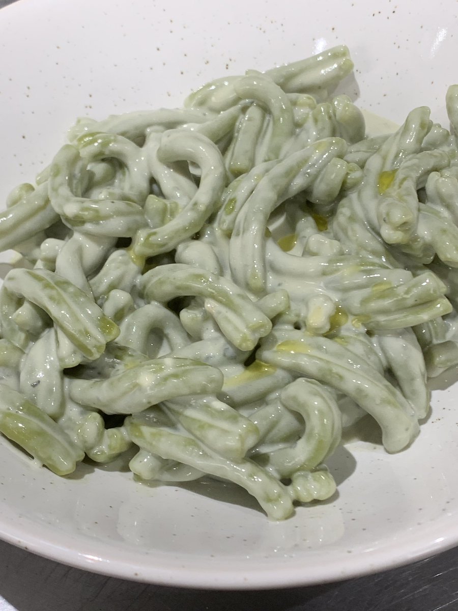 arielsignetti's tweet photo. Les dejo una receta muy muy simple para hacer con nuestros caserecce di spinaci
Salsa de queso azul
Por persona vas a necesitar
100gr de queso azul @TregarOk 
100gr de leche
Simplemente en una sartén o una ollita pones el queso desmenuzado y la leche a fuego bajo hasta que se haya derretido por completo, probas y ajustas de sal y pimienta y con eso salseas la pasta, que la cocinas al dente y la terminas en la salsa para que absorba un poco de humedad de la misma al final y quede mas cremosa
Si le queres dar un toque mas pro, preparas un roux con 30gr de manteca y 30gr de harina, lo cocinas unos minutos hasta que este marroncito y ahi sumas la lecha y el queso, pero ojo porque ahi si la pasta absorbe humedad te va a quedar muy cremoso, le podes sumar un poco de agua de la cocción de la misma
En el primer comentario les dejo el link para comprar la pasta con envio a todo el país