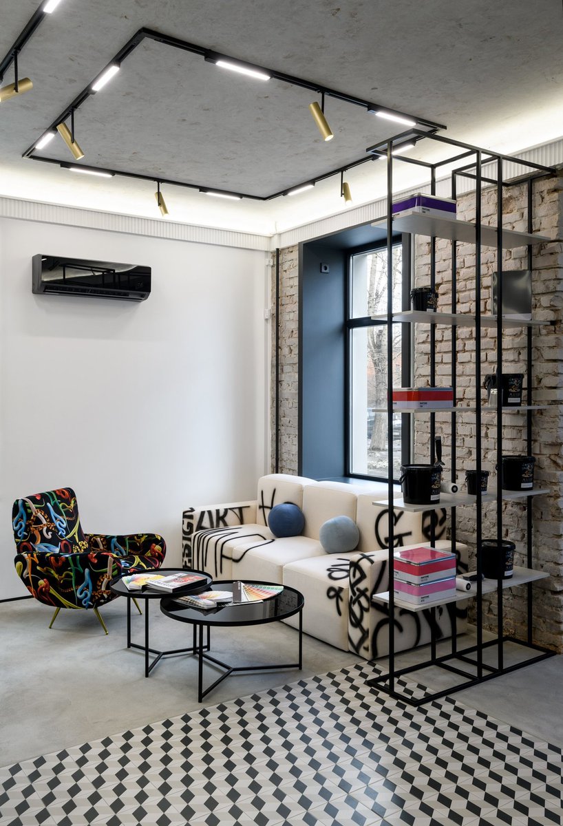 archiru_portal's tweet image. Бюро New Design разработало интерьер небольшого салона красок в Барнауле, превратив его в выставку колористических и дизайнерских находок

Фотография ©Виталий Иванов
Присылайте проекты: send.project.archi.ru@gmail.com
#интерьер #магазин #NewDesign archi.ru/russia/101768/k