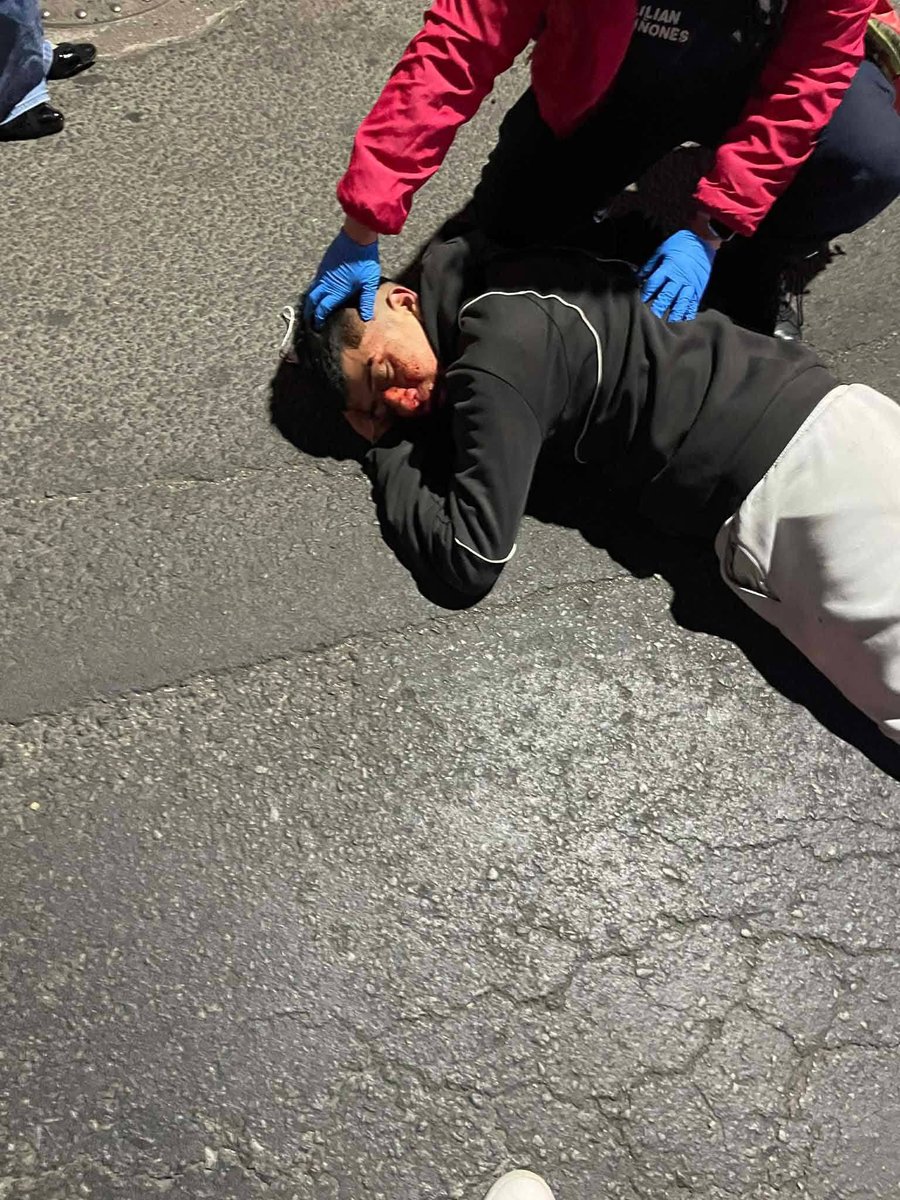 HalconOnce's tweet photo. Durante esta mañana, dos jóvenes #motociclistas abordo de una honda Navi, se estrellan contra un poste en #ViaMorelos a la altura de #Tulpetlac en #Ecatepec.
Ambos atendidos por servicios de emergencias y trasladados a un hospital. https://t.co/GOoD51Qs2g