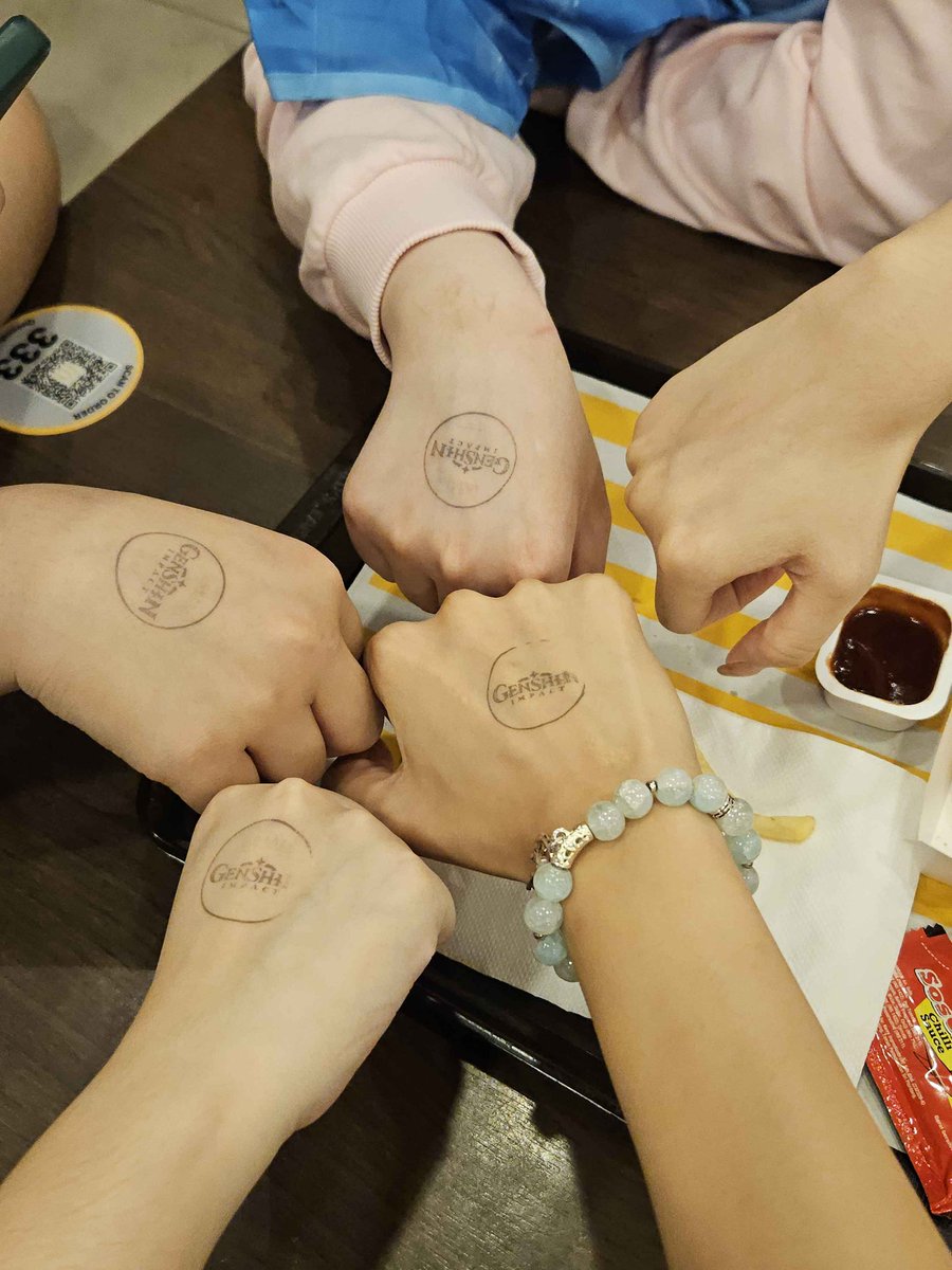 appleguin_oeo's tweet photo. Had a fun day with friends at the genshin moon invitation roadshow event oeo
#GenshinMoonInvitation    #GenshinImpact https://t.co/KfVwHNR586