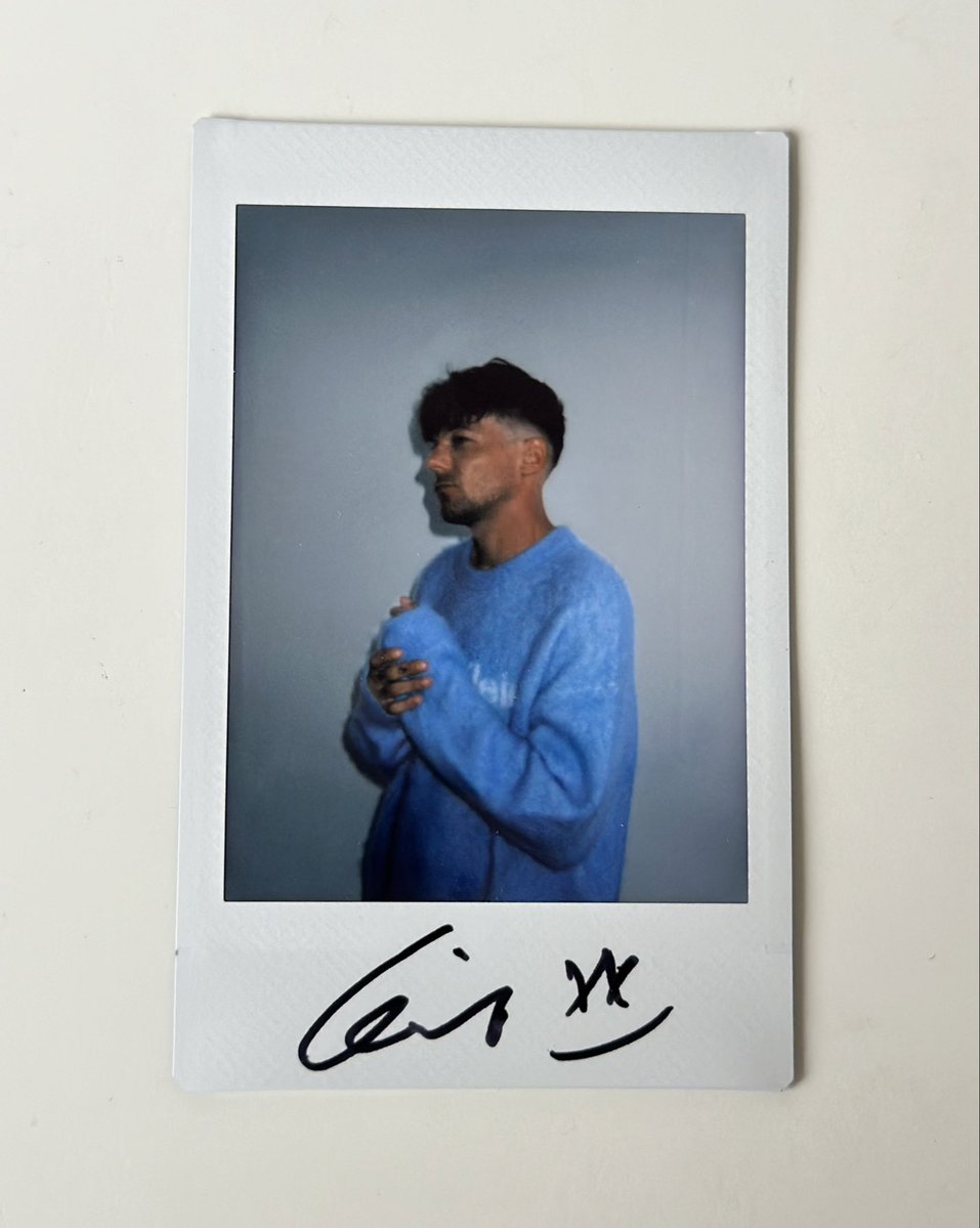 Another fan received another Louis Tomlinson signed polaroid from