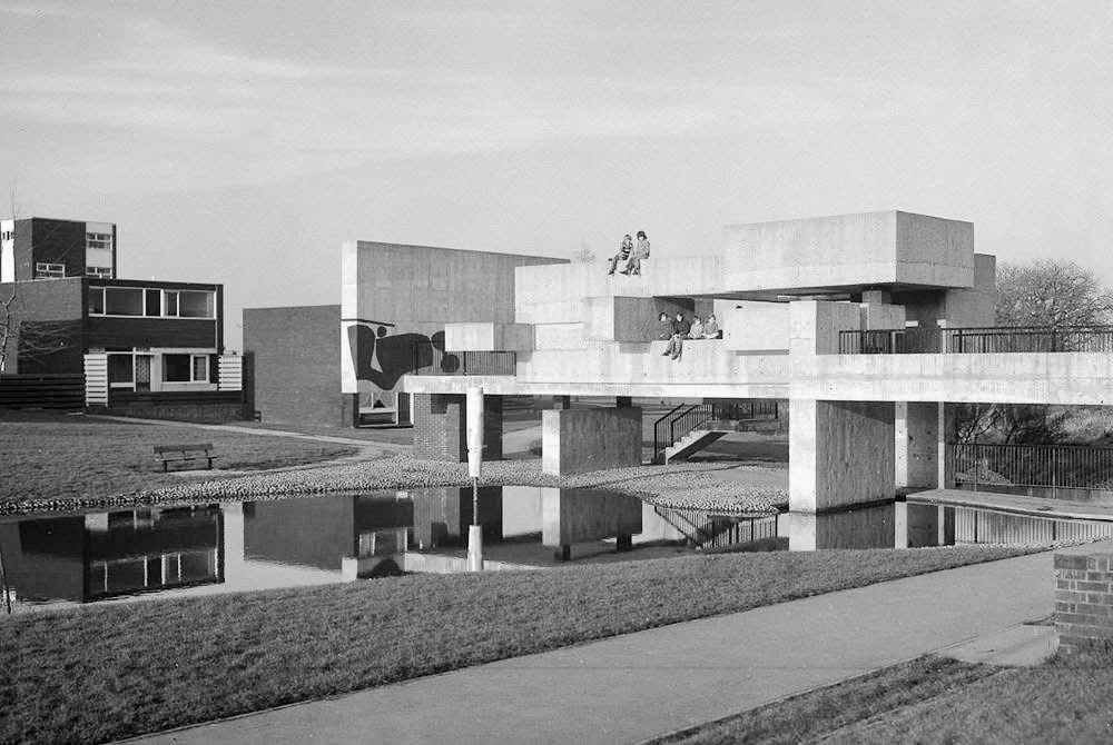 TRES60Blog's tweet photo. Pabellón Apollo en el Condado de Durham, Inglaterra. Obra del arquitecto Victor Pasmore construidos en 1969.
#ApolloPavilion #VictorPasmore #arquitectura #architecture https://t.co/nXo61hrudz