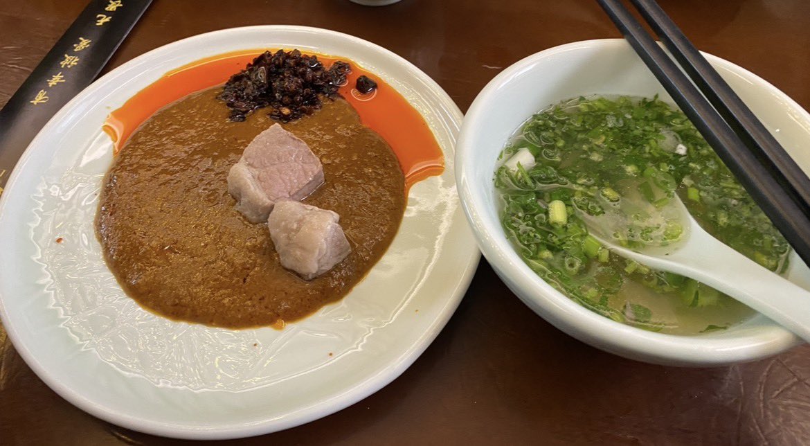 ENG93316612's tweet photo. 今まで中国で食べた羊料理で1番美味かった気がする羊肉鍋🍲

寧夏回族自治区という所の名物料理『冰煮羊』🐏

氷🧊から煮込むこの鍋がやたら美味かった😋

西安から2時間ほどで行けるので、機会がありましたら是非お試しください🙇

＃ちうごくの美味いもの https://t.co/ZSDknVBLCU