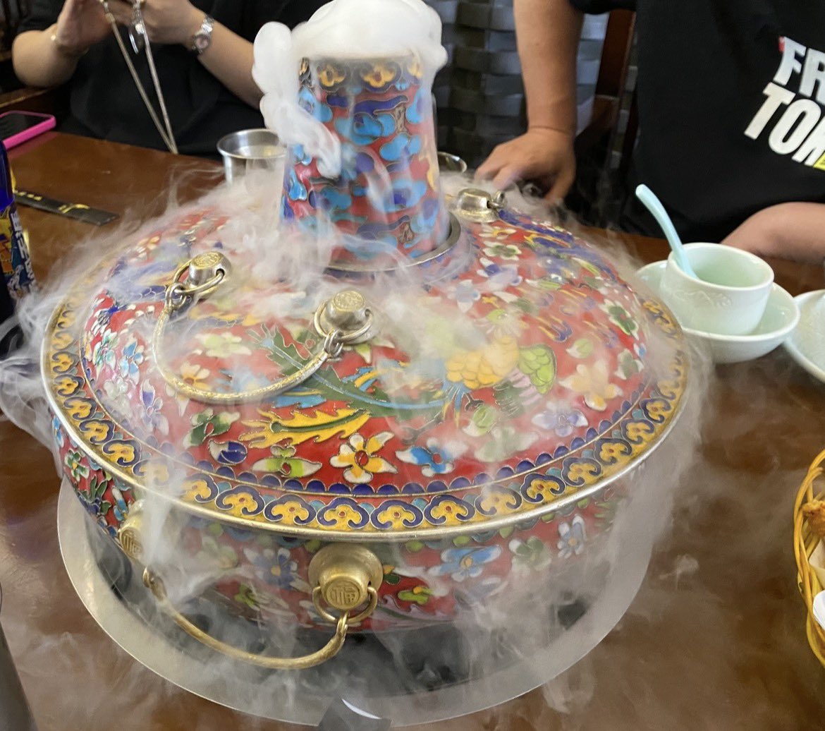 ENG93316612's tweet photo. 今まで中国で食べた羊料理で1番美味かった気がする羊肉鍋🍲

寧夏回族自治区という所の名物料理『冰煮羊』🐏

氷🧊から煮込むこの鍋がやたら美味かった😋

西安から2時間ほどで行けるので、機会がありましたら是非お試しください🙇

＃ちうごくの美味いもの https://t.co/ZSDknVBLCU