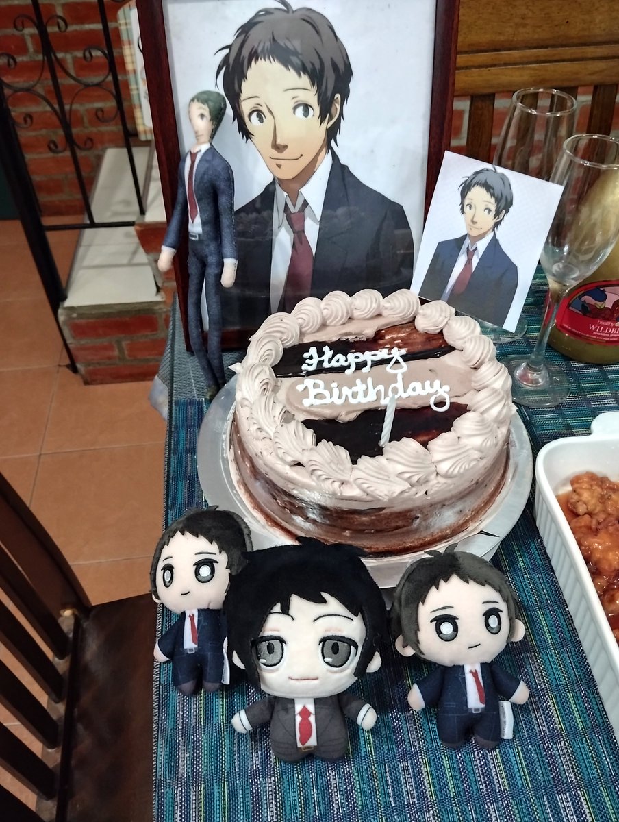 Mentosberi's tweet image. my family held a whole birthday party for tohru adachi

theyre strangely supportive of my adachi addiction