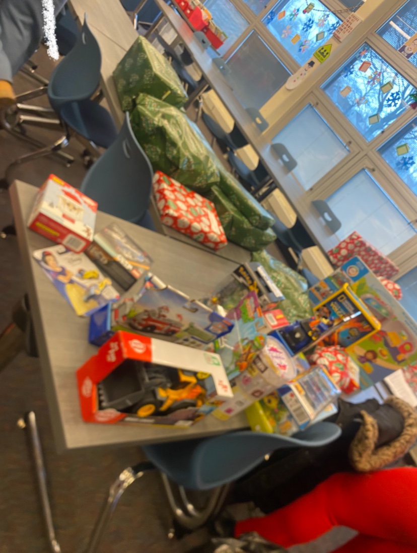 defiRoxie's tweet photo. My goal is always to empower  to make a difference and to allow God to work through me !! …  Over 100 children received gifts thank you to our sponsor @Setmefreerealty , Flawless restoration and United community first ! 

May your #2026 be full of 🫶🏽💫💫 #dreambigbebig https://t.co/LE1lCbdeh2