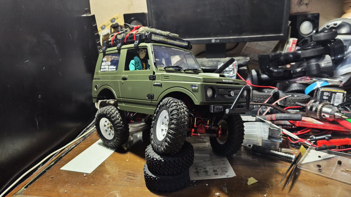 TREKCAPWORKSR's tweet photo. C74ヘッドライトリフレクタメッキ塗装と
ルーフへライトバー取付
普通に懐中電灯レベルの明るさ(^_^;)
これはバッテリの消費量ヤバそうだから
点灯する時はライトバー用に
別にバッテリ積んだほうが良さげ(^_^;)
#WPLJAPAN
#RAYWOOD
#C74
#ジムニー
#リトルRC
#スケールクローラー https://t.co/Ldfp5u4oeC