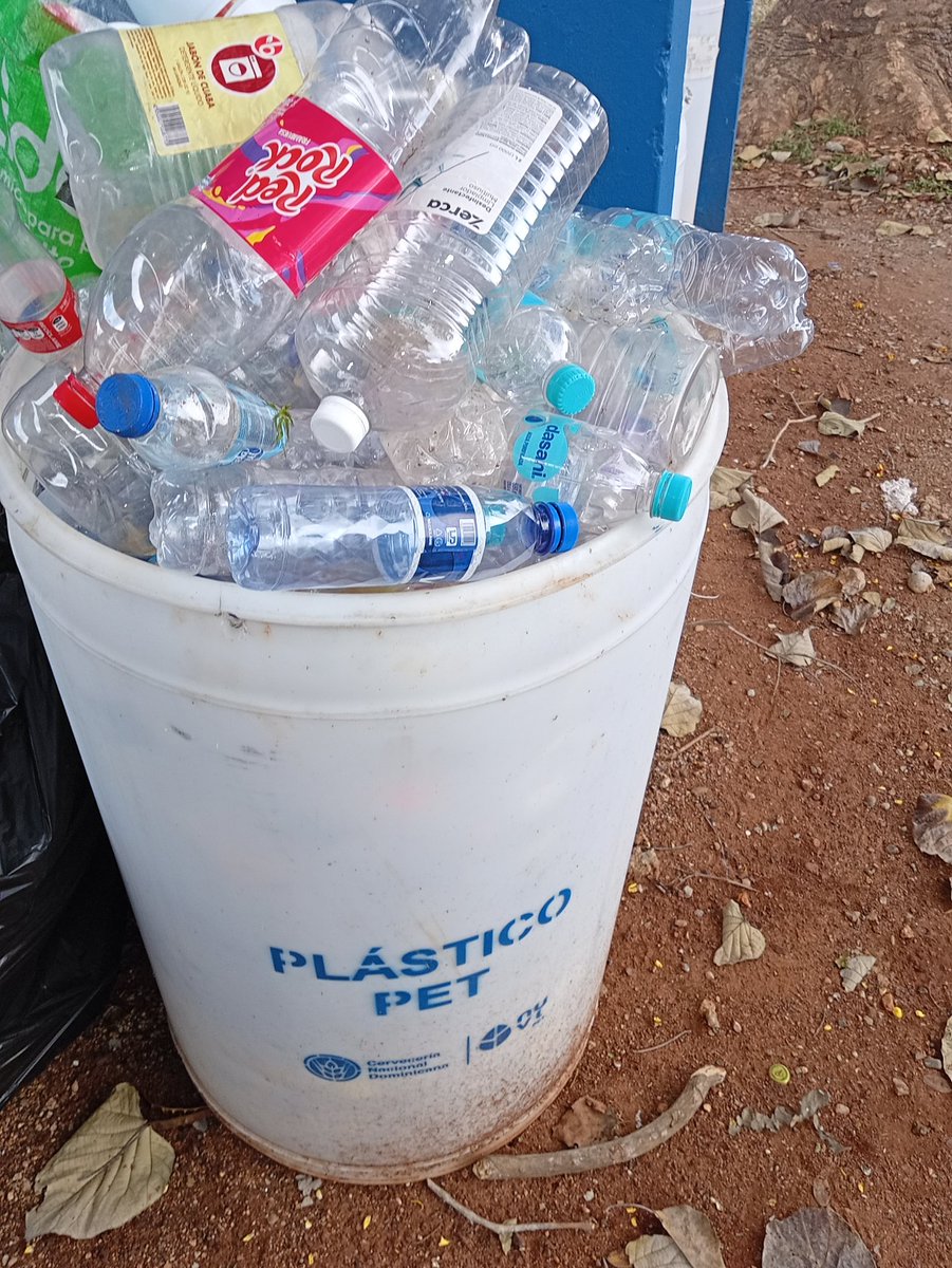 EvelinPlacidoAl's tweet image. Un espacio deportivo es responsabilidad, un compromiso de padres, instrucción y mantenimiento de los actores usan, es su área esparcimiento.
#Reciclaje 
#ClubAtala
#Cancha
#MarlonLembert..