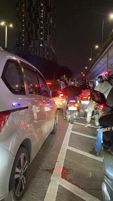 Jam segini jakarta masih macet anjay tidur gak lo pada