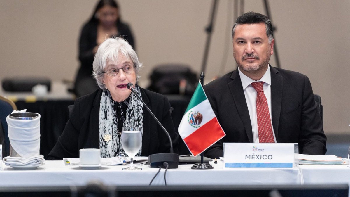 SRE_mx's tweet photo. 📸En representación del Canciller Juan Ramón de la Fuente, la Subsecretaria para América Latina y el Caribe, @RaquelSerur3, participó el día de ayer, en la reunión del Consejo de Ministros de la @A_delPacifico.

En el contexto de esta reunión, México recibió de parte de Colombia la Presidencia Pro Témpore (PPT) del mecanismo, misma que nuestro país ejercerá durante 2026.

Durante la PPT, México ejercerá un liderazgo pragmático, incluyente y orientado a resultados para consolidar los avances del último año y proyectar una nueva etapa de la Alianza que responda al contexto global actual, tenga una mayor proyección extrarregional  y sea más cercana a las personas.

Como parte de la agenda estratégica, México impulsará iniciativas en materia de género, juventudes, medio ambiente, educación y cultura, con el objetivo de alcanzar resultados tangibles para nuestras poblaciones.

México ejercerá esta PPT con convencimiento de que la integración regional es una herramienta indispensable para construir un futuro más justo, próspero e incluyente para todas y todos.