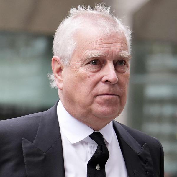 🇺🇸🇬🇧👑 FLASH INFO 

🗂️ Dossier Epstein 

« Dans les années 90, Ghislaine Maxwell a recruté une jeune fille pour une carrière de mannequin. Au lieu de cela, elle a été vendue comme esclave sexuelle et torturée. Le prince Andrew a été complice de sa mort car il l'a torturée, ainsi