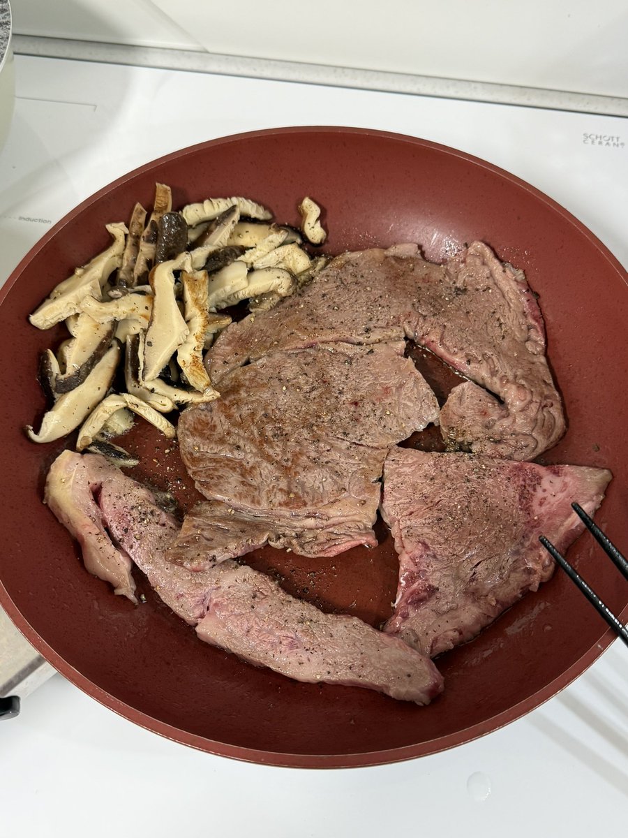 꽃등심보다 후추랑 들기름뿌린 표고버섯이 더 맛있었어요