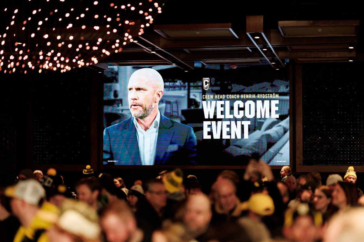 Welcoming Coach Rydström in style 🤳

Thanks to all our season ticket members who showed out last night 🖤💛