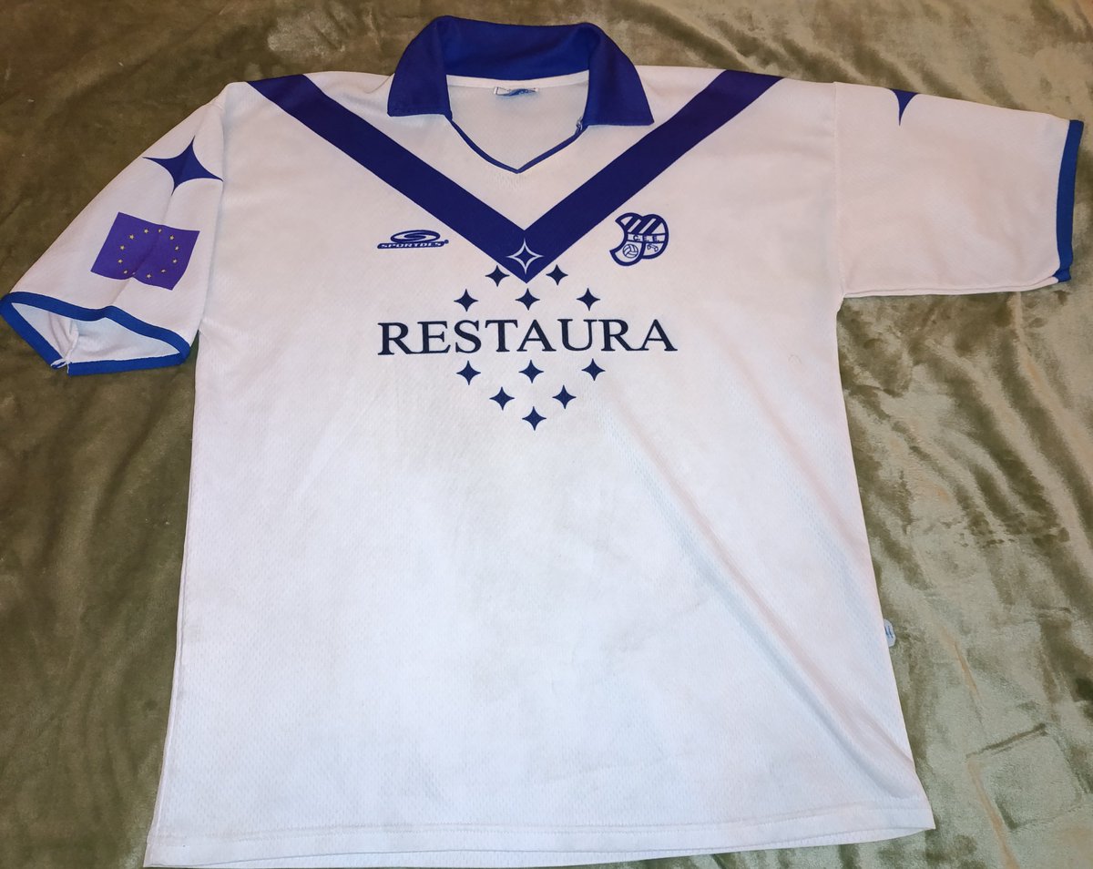 escapulades's tweet photo. Més del @CEEuropa, de la temporada 2004-2005, amb el número 2 corresponent al jugador @AleixVall.
Amb aquesta samarreta de la marca Sportdes, subministrada per l'extinta Sports Gràcia, vam jugar un any al 1a. Catalana per retornar a #3Div5 a la finalització de la temporada. https://t.co/EVjNGuIx87