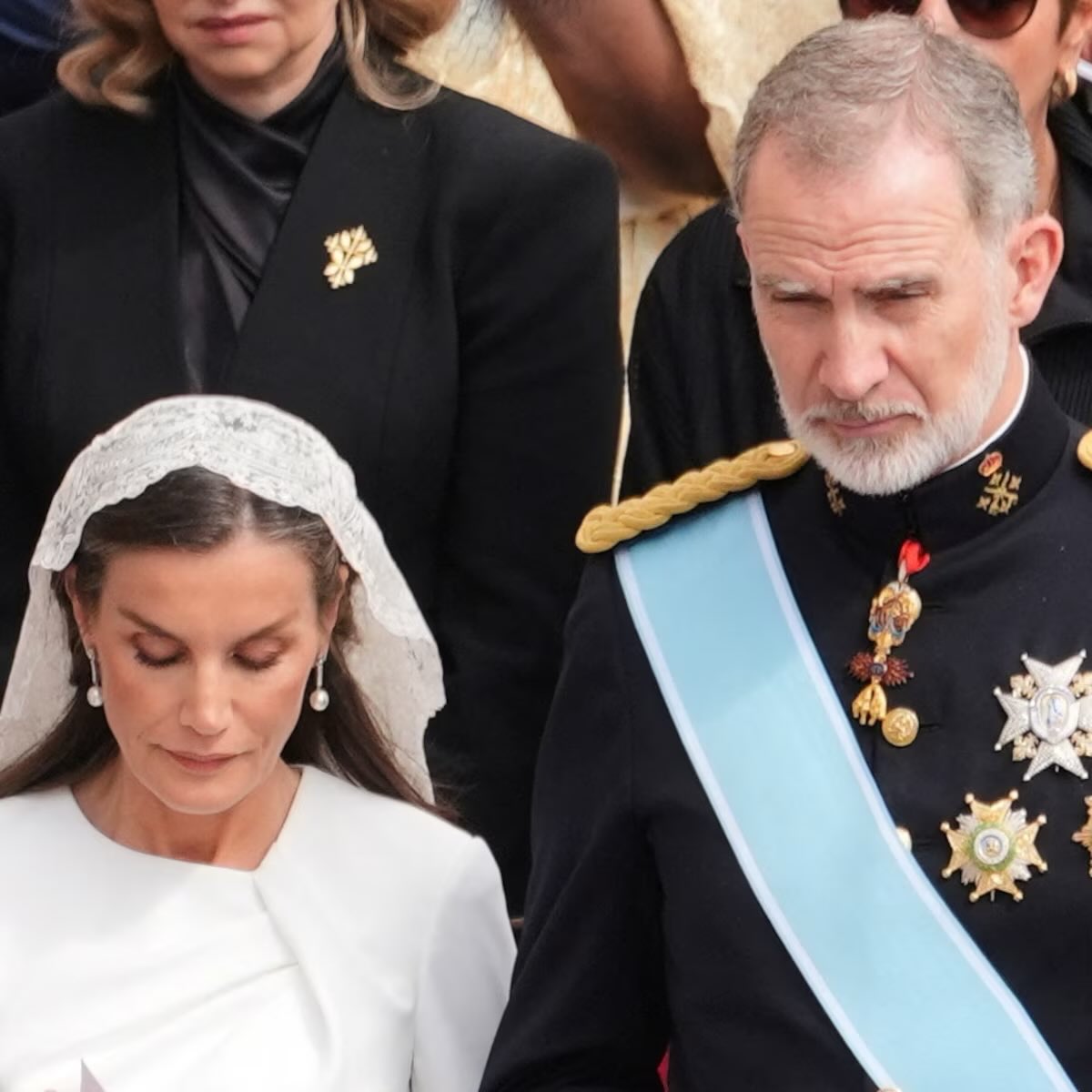 ReyesFdez's tweet photo. Os presento a Pepe. A Pepe le importan tres las víctimas de Adamuz. Su principal preocupación es que la Reina en una mezquita se cubrió. Porque Pepe no entiende que se respeta. Y él no lo entiende porque él no respeta. De hecho, Pepe elige esa foto y no ésta que pongo yo porque lo que quiere es difamar a la Reina. Pepe es muy poco hombre.