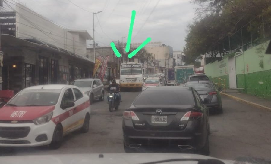 ChismitoJarocho's tweet photo. #ChismitoJarocho ¿Y ASÍ LE QUERÍAN SUBIR 3 PESOS POR BOLETO? 📸 10:19 am #ReporteVial Tráfico sobre la avenida Joaquín Perea, camión urbano descompuesto. @espejohernandez @AyuntamientoVer #VeracruzCiudadHeroica #Veracruz #VeracruzPuerto #Jarochos #Veracruz2026 @vialver #Urbanos https://t.co/f2IC0eVOiu