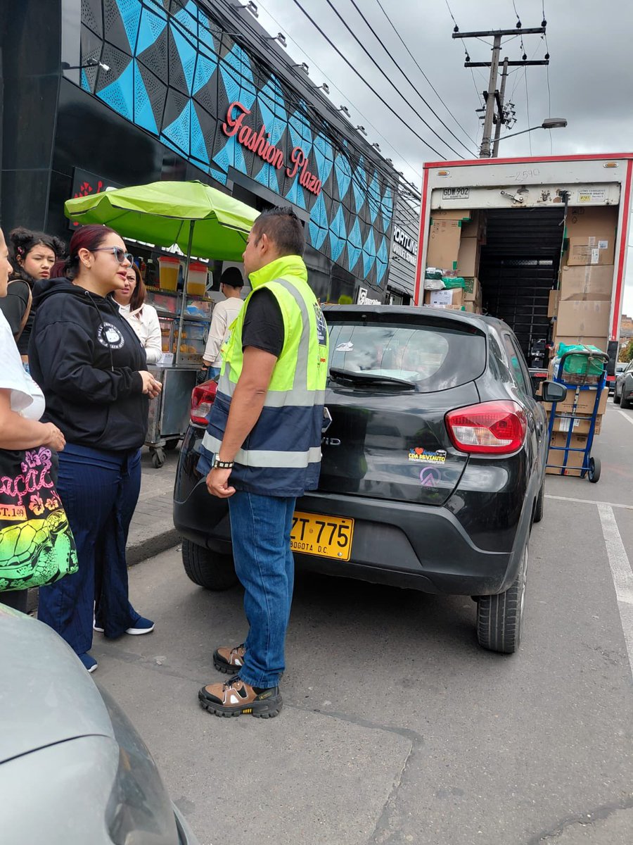 🚨 Hoy la Patrulla del Buen Parqueo Pago está en los Outlets de las Américas realizando pedagogía.
¿Tienes dudas? 👉 acércate con confianza.

Cupos disponibles en la ZPP del sector:
195 autos | 15 motos | 8 bicicletas

Consulta los cupos habilitados:
zonadeparqueopago.gov.co/#/
