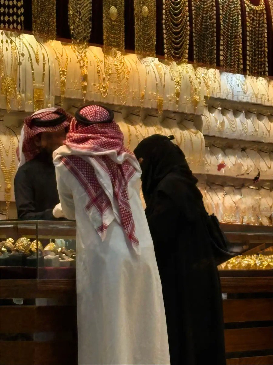 qlb07's tweet photo. انتي تشوفين الذهب هالحين يزهاك 
وانا أشوف الذهب فيك محظوظ 

شيً قليل ولاهو بحق ماجاك 
وزينك بدون الذهب والله ملحوظ 

عنقً ومعصم والله من الفتنه اعطاك
حب بصدري داخل القلب محفوظ
❤️❤️❤️

- حَامد https://t.co/WbjuPzMqFO