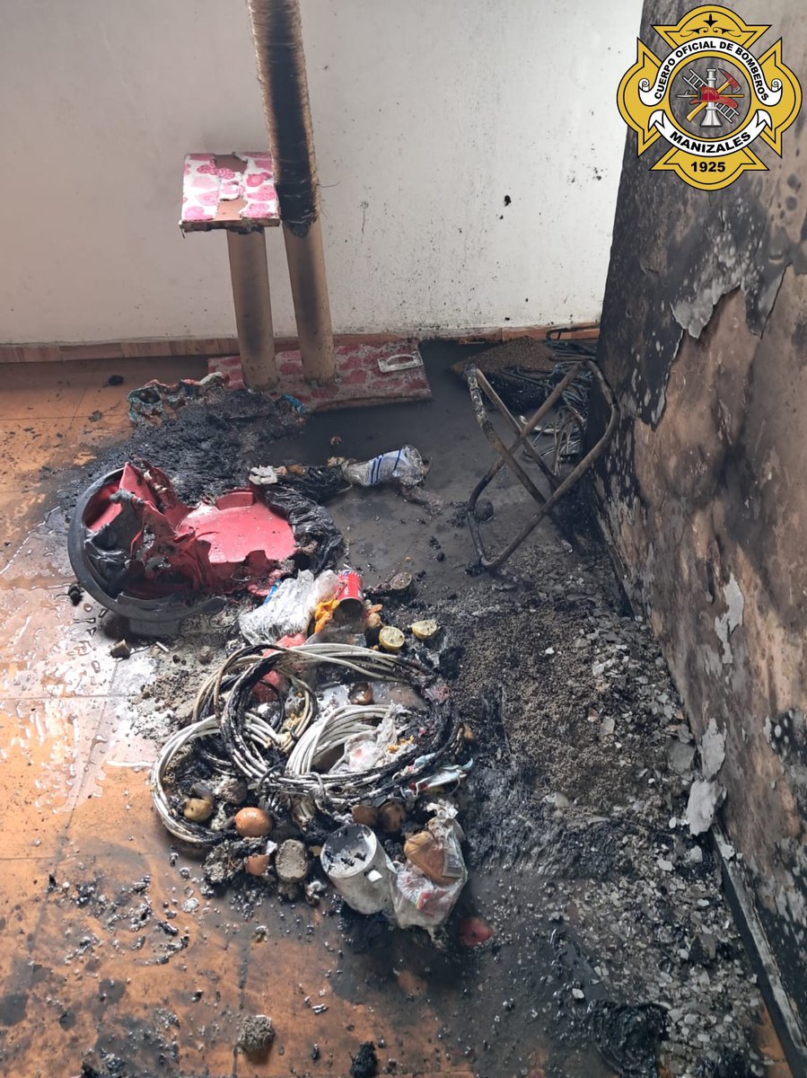 #BomberosManizalesTeCuida 
🚒En la mañana atendimos llamado de emergencia; reportaron el incendio de una vivienda en la Kr 32 con calle 29.
🧑🏼‍🚒Se presentaron afectaciones en una parte del inmueble.
🚑Una persona presentó quemaduras, fue trasladada a centro asistencial.