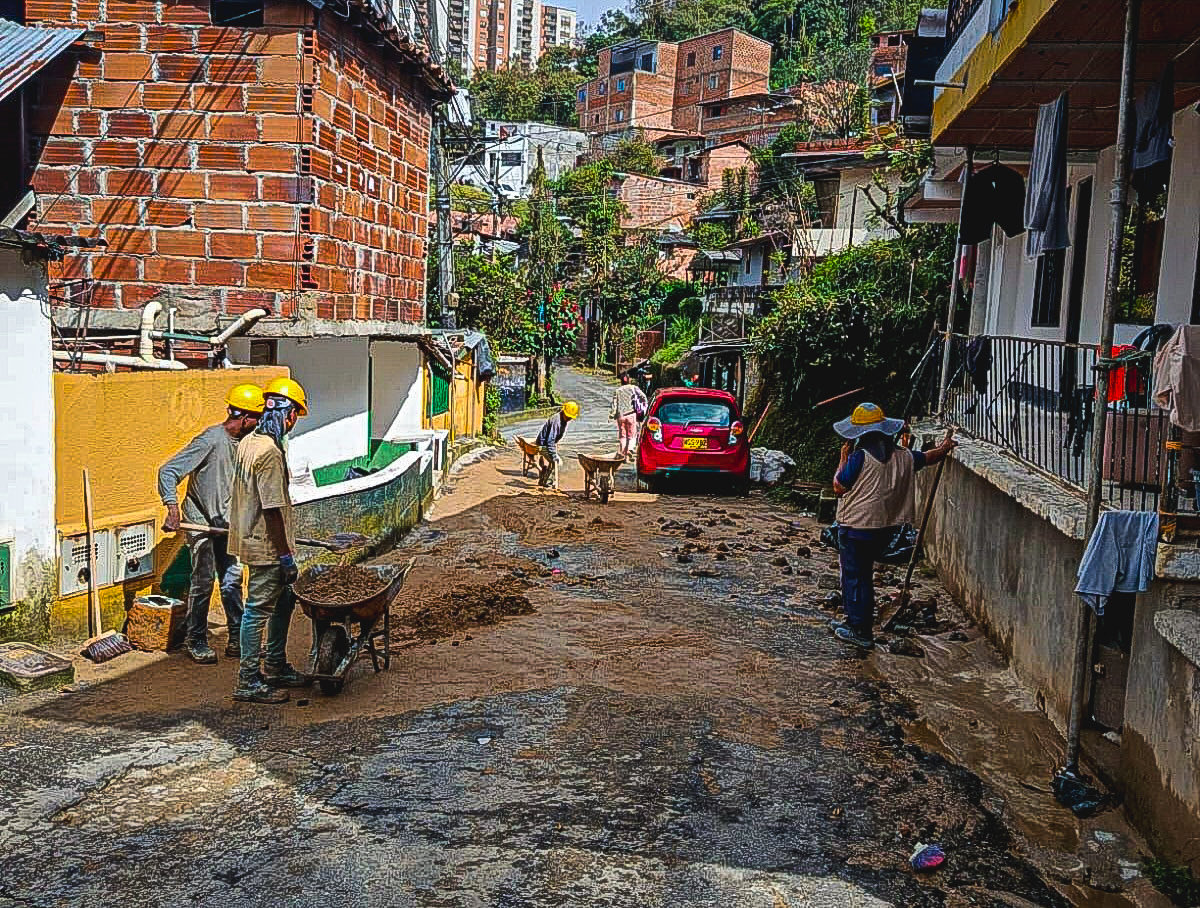 AlcSabaneta's tweet photo. ℹ️ Balance por lluvias de la noche 🌧️

Durante la noche se registraron lluvias con acumulados cercanos a 90 mm, equivalentes al promedio histórico de enero. No se presentaron desbordamientos de quebradas y el talud del proyecto Trrazo no registra novedades. https://t.co/D3ygVgXOa2