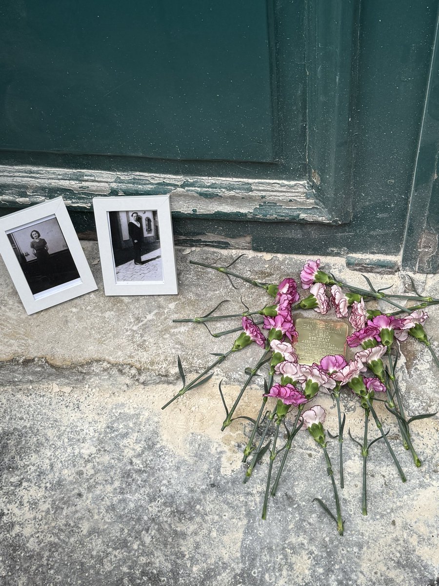 VHacke's tweet photo. 15 rue Gracieuse, avec @FBerthout , un pavé de mémoire pour Jean Béroujon, enfant du 5e, jeune résistant à 20 ans, déporté, mort pour la France. Les Stolpersteine inscrivent les noms là où la vie s’est arrêtée, au seuil des maisons, pour que nul n’oublie. https://t.co/lcHdPDD3Vp