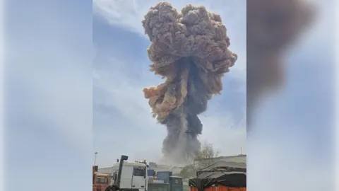 MOSSADil's tweet image. 🚨 UNCONFIRMED REPORT | BANDAR ABBAS EXPLOSION

Was the commander of the IRGC Navy, Alireza Tangsiri, eliminated in today’s explosion in Bandar Abbas?

🔹 What is known so far: • A powerful explosion struck Bandar Abbas
• 1 person killed, dozens injured
• Significant damage to…