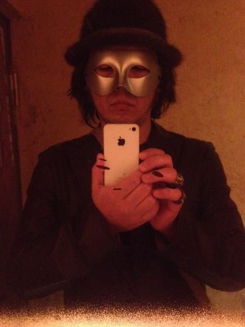 今日はこちら、約12年振りに開催されたマスカレードパーティ『Salon Dystopia 5』に行ってきました @ mod。ハコは違うけど、みんながマスクつけたこの雰囲気、懐かしい・・・2枚目は前回自撮りしたヤツ、今日はメガネなので額に半マスカレードで(ちゃんとつけると世界がぼやーっとしちゃう)。