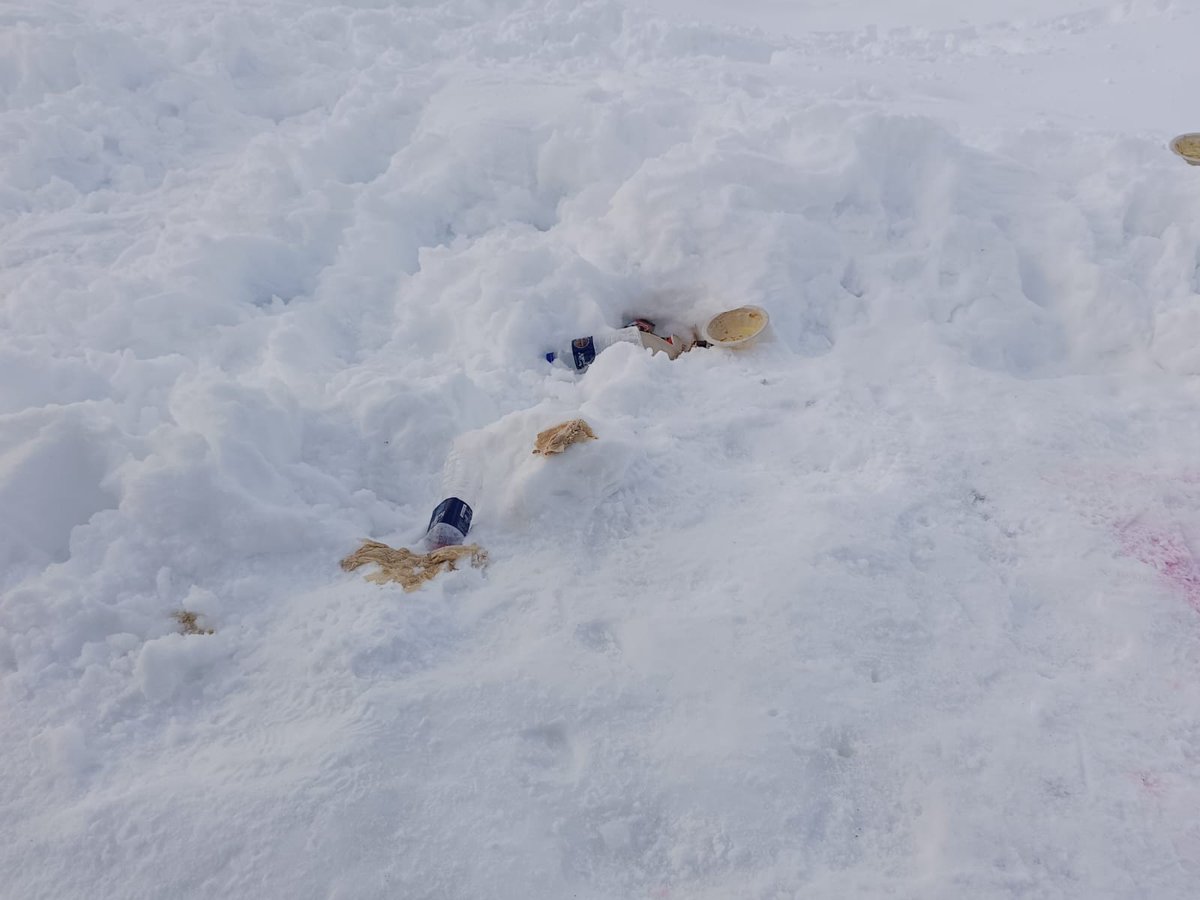 KashmirLife's tweet photo. Human Footprint in Gulmarg 

With #snowfall,  thousands of #tourists rush towards #Gulmarg and leave their footprints in a form that harms #nature. See photos by #KashmirLife's #MaleehaSofi https://t.co/VH9oQkmPXk