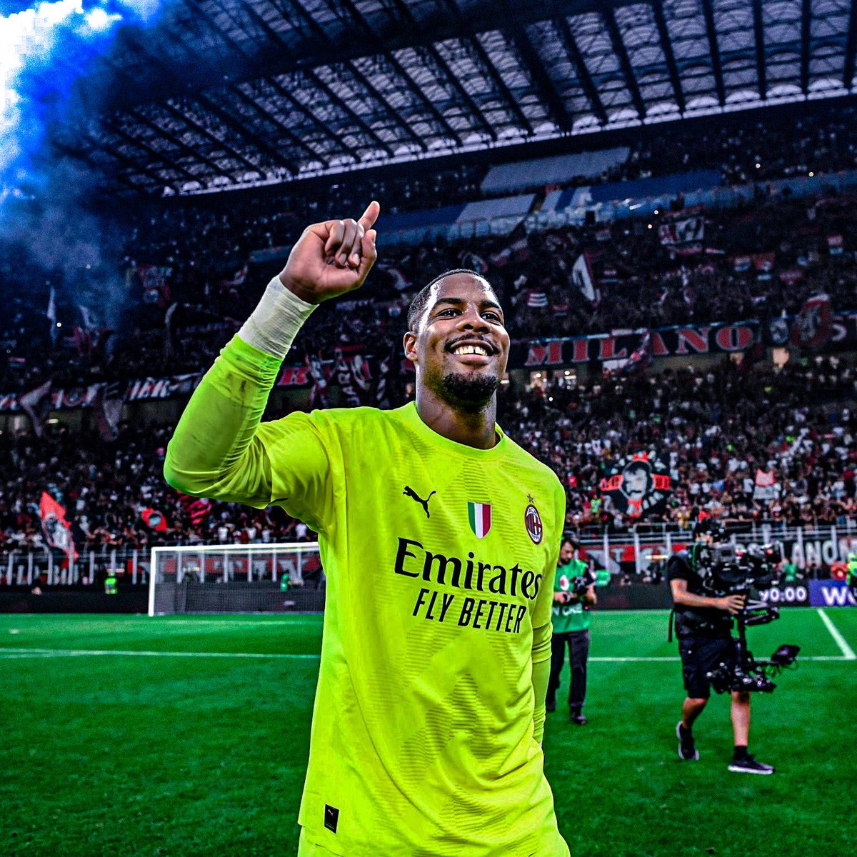 🚨✍🏽 Mike Maignan has signed new long term deal at AC Milan valid for next four years plus one year option, 2031.

Excellent news for AC Milan as Maignan was out of contract in June 2026. 🔴⚫️