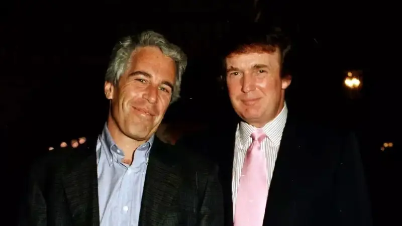 eldestapeweb's tweet photo. Caso Epstein: Trump aparece en 3.200 archivos de los publicados el viernes
https://t.co/Xbx7Pz9xT7 https://t.co/fdeovwSOwN