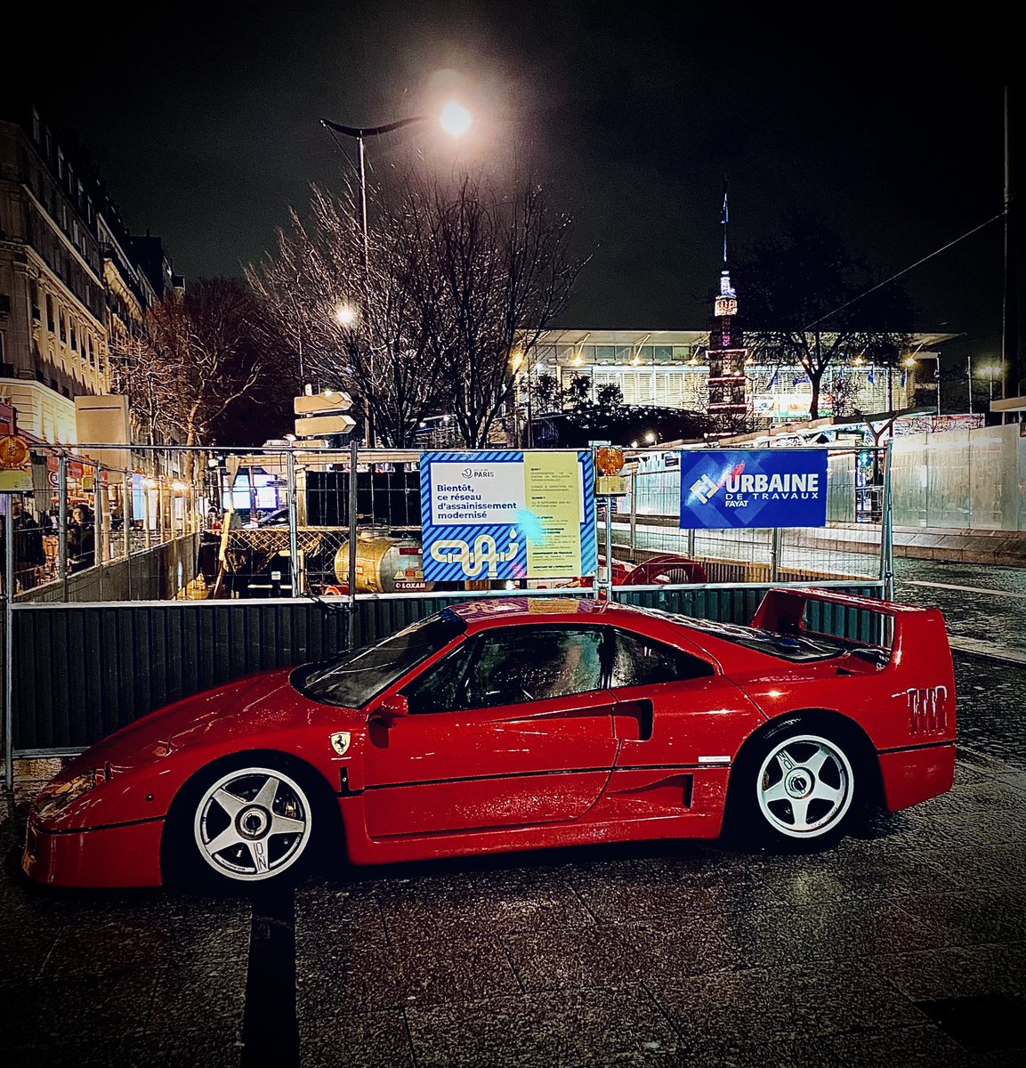 Paris by night, sa grisaille, ses travaux sans fin et ses F40…. #rFerrari