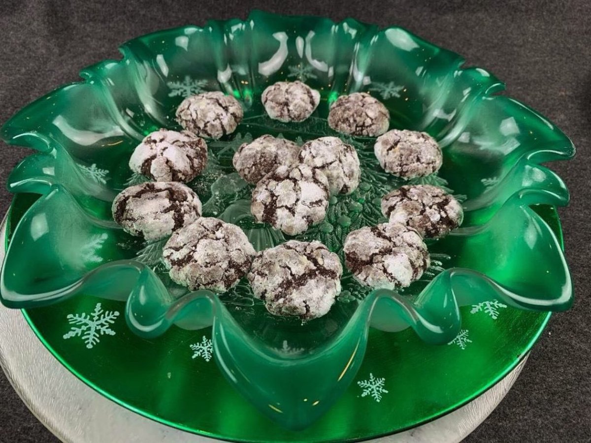 GGoodtaste's tweet image. It's #NationalHotChocolateDay ☕&amp;amp; we're cranking up the cozy vibes with these Red Hot Chocolate Crinkle Cookies! Great for peppermint aficionados with a spicy kick. They pair well with a steaming mug of hot chocolate. Who's ready to indulge? Find the #recipe ⬇️ #HotChocolateDay