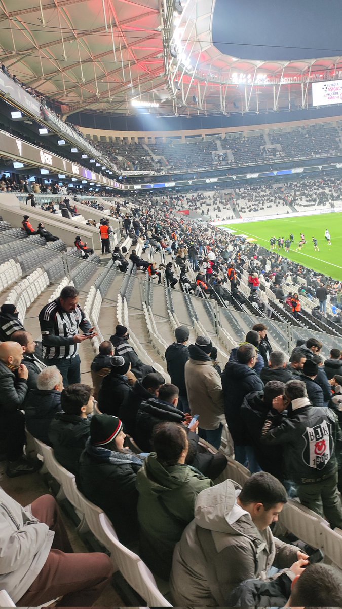 MustafaSolak35's tweet photo. Sen takım sahada doğranırken tek laf etme, verdiğin hiç bir sözü yerine getirme ama protesto günü gelince kendi taraftarına karşı polisten destek iste! Koruduğun şey koltuğun Beşiktaş'ın bekası hikaye! @SerdalAdali_x  #SerdalAdalıİstifa https://t.co/Mld3fcWNoX
