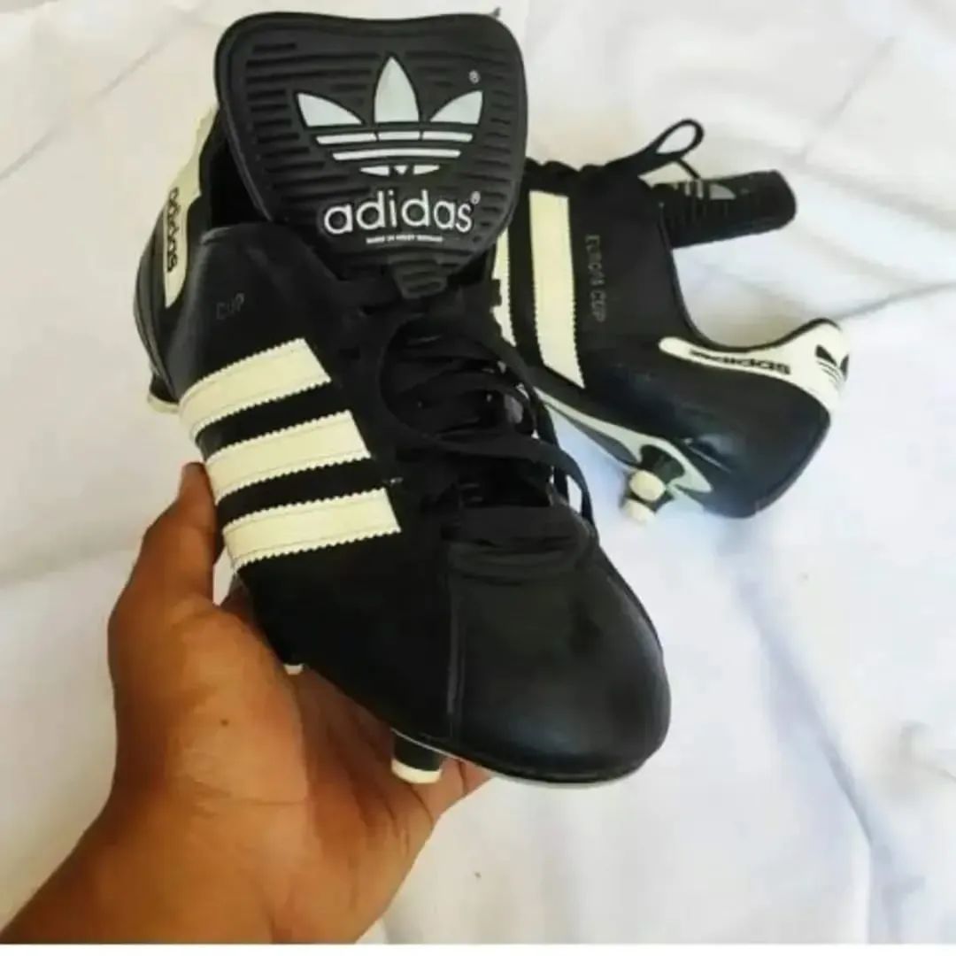 Chuteira raiz...

Nada contra as coloridas,mas a clássica é mais bonita.

Eu tive uma dessas......

#raiz #chuteiras #futebol